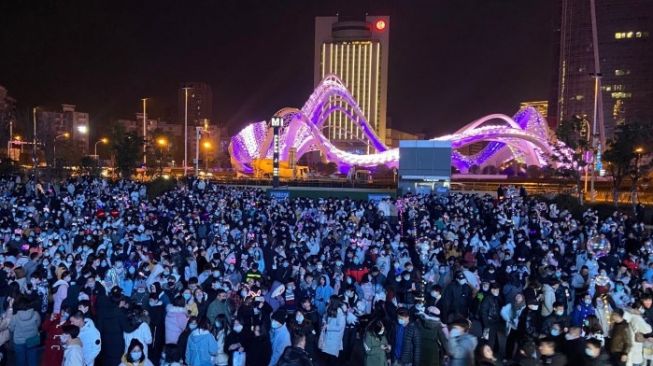 Pandemi Covid-19 Masih Ada, Warga Wuhan Turun ke Jalan Rayakan Tahun 2021