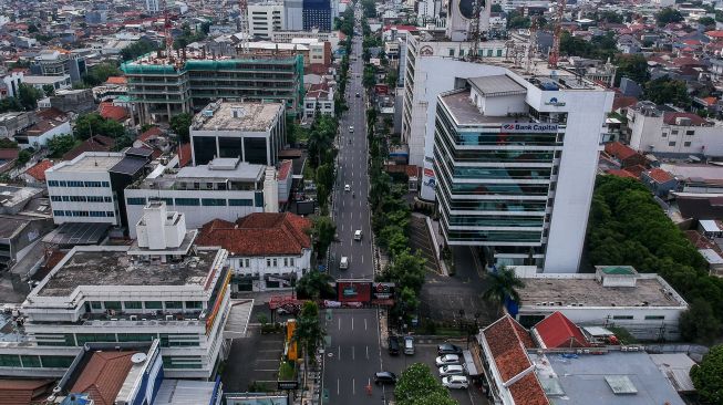 Foto udara Simpang Lima Jalan Asia Afrika yang lengang di Bandung, Jawa Barat, Jumat (1/1/2021). [ANTARA FOTO/Raisan Al Farisi]