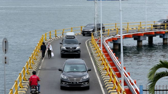 Kendaraan melintas di dermaga Pelabuhan Ketapang, Banyuwangi, Jawa Timur, Sabtu (2/1/2021).  ANTARA FOTO/Budi Candra Setya