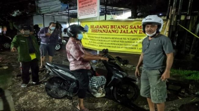 Warga buang sampah sembarangan diamankan. (dok.Beritabali.com/ist)