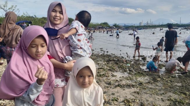 Ke Pantai Gratisan dan Santap Rabeg, Cara Warga Cilegon Libur Tahun Baru