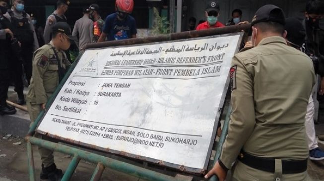 Plang DPW FPI Kota Surakarta Dirobohkan Aparat Gabungan