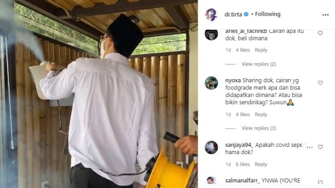 dr Tirta membersihkan rumah Aa Gym dengan metode fogging. - (Instagram/@dr.tirta)