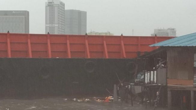 Tongkang yang Hantam Rumah Saat Cuaca Buruk di Batam Dievakuasi 3 Tugboat