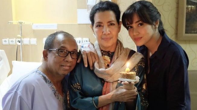 Alexandra bersama kedua orangtuanya, Alex Asmasoebrata dan Muri Asmasoebrata [Instagram: alexandra.asma].