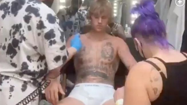 Justin Bieber melakukan hapus tato untuk keperluan syuting video klip lagu "Anyone". [Instagram]