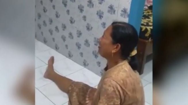 Kelewat Baper, Viral Aksi Emak-emak Nangis Kejer saat Nonton Sinetron