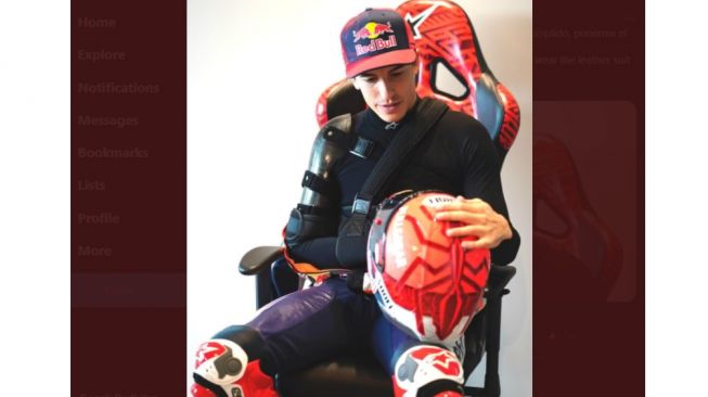 Marc Marquez pamer baju balap dengan memegang helm (Twitter)