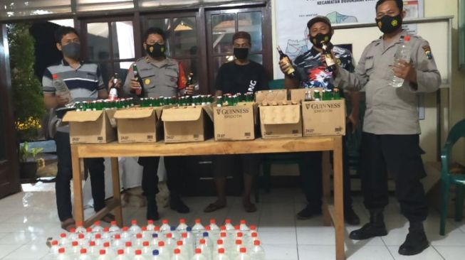 Polisi Gresik Gerebek Penjual Miras Berkedok Warung Kopi