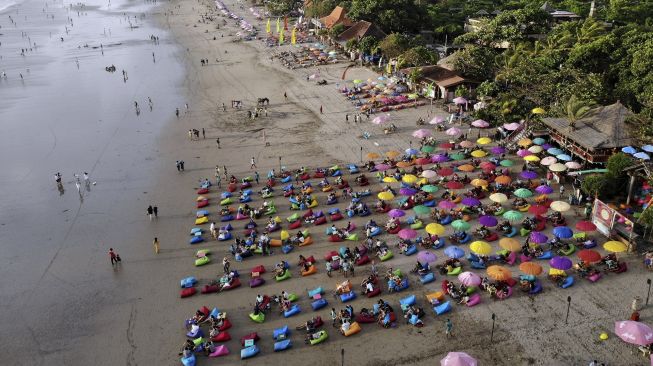 Foto udara suasana Pantai Double Six di Seminyak, Badung, Bali, Minggu (3/1/2021). [ANTARA FOTO/Fikri Yusuf]