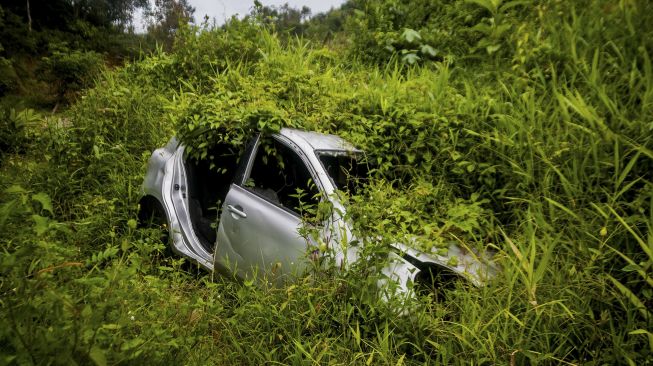 Bangkai mobil yang tertimbun material longsor di Kampung Cigobang, Lebak, Banten, Minggu (3/1/2021). [ANTARA FOTO/Muhammad Bagus Khoirunas]