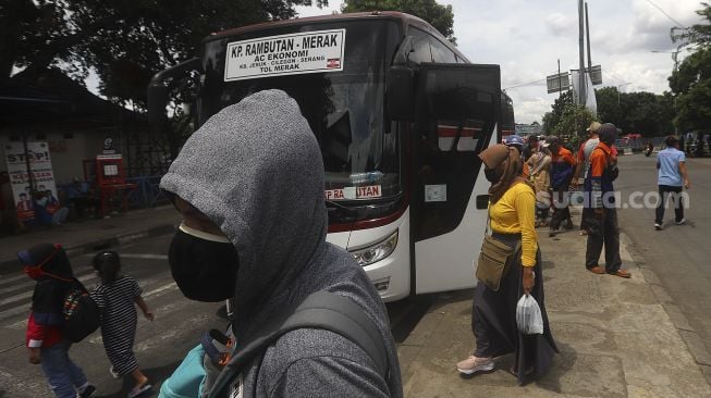 Sejumlah pemudik tiba di Terminal Kampung Rambutan, Jakarta, Minggu (3/1/2020). [Suara.com/Angga Budhiyanto]