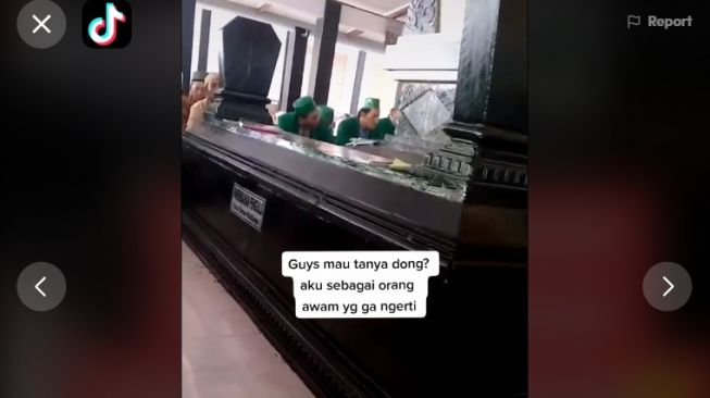 Heran dengan Gerakan Dzikir Peziarah Makam, Warganet Ini Bertanya-tanya