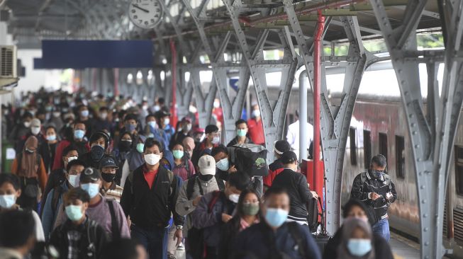 Penumpang kereta api Dharmawangsa dari Surabaya tiba di Stasiun Pasar Senen, Jakarta, Minggu (3/1/2021). [ANTARA FOTO/Akbar Nugroho Gumay]