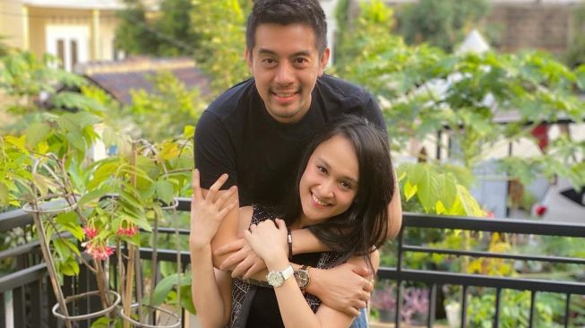 Pasangan Artis Martin Carter dan Allia Rosa Sibuk Bisnis Modem