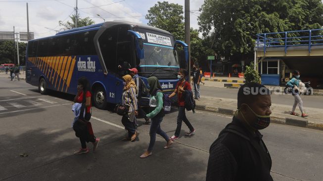 Sejumlah pemudik tiba di Terminal Kampung Rambutan, Jakarta, Minggu (3/1/2020). [Suara.com/Angga Budhiyanto]