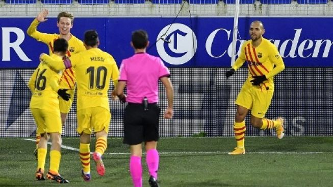 Gelandang Barcelona Frenkie De Jong (kedua kiri) merayakan golnya ke gawang Huesca dalam lanjutan Liga Spanyol di El Alcoraz stadium. Pau BARRENA / AF