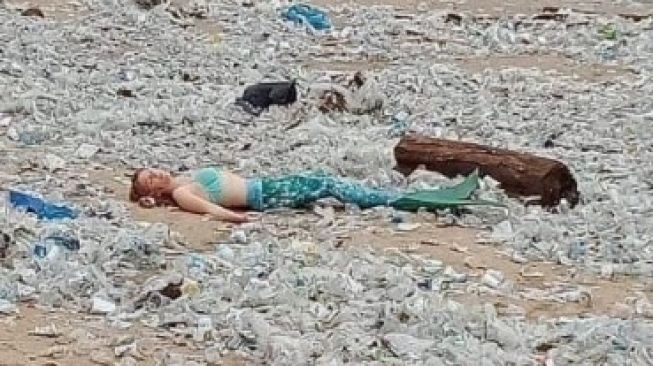 Penampakan 'Putri Duyung' di Pantai Kuta Bikin Riuh