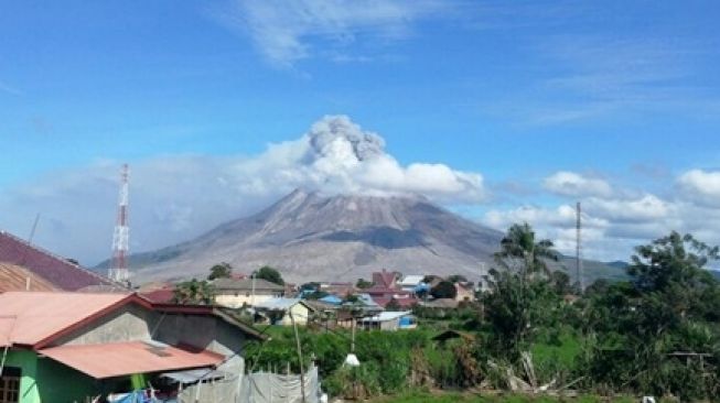 Gunung Sinabung Erupsi Lagi, Masyarakat Diminta Waspada