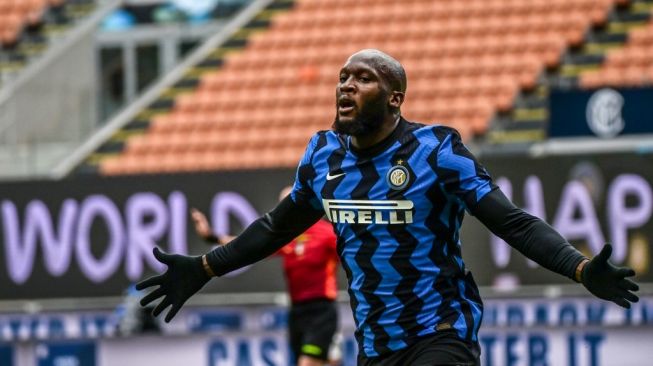 Penyerang Inter Milan, Romelu Lukaku merayakan gol ke gawang Crotone dalam laga pekan ke-15 Liga Italia di stadion Giuseppe-Meazza, Milan, Minggu (3/1/2021). [MIGUEL MEDINA / AFP].