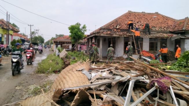 Puting Beliung Robohkan Ratusan Rumah di Cirebon, Satu Warga Luka Parah