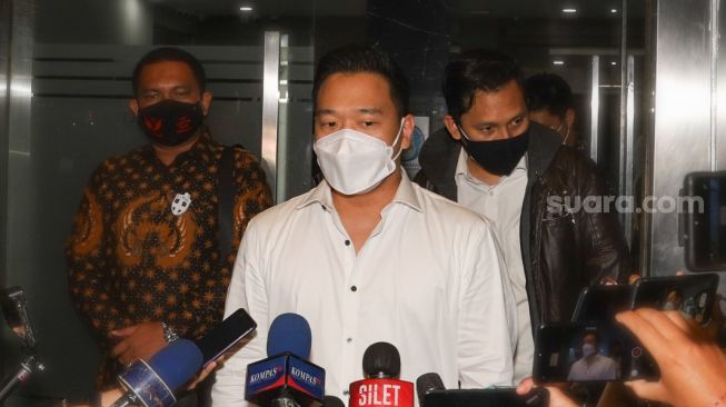 Michael Yukinobu De Fretes atau MYD memberikan pernyataan kepada awak media usai menjalani pemeriksaan sebagai tersangka terkait video asusila bersama artis Gisella Anastasia di Ditres Krimsus Polda Metro Jaya, Jakarta Selatan, Senin (4/1/2021). [Suara.com/Alfian Winanto]