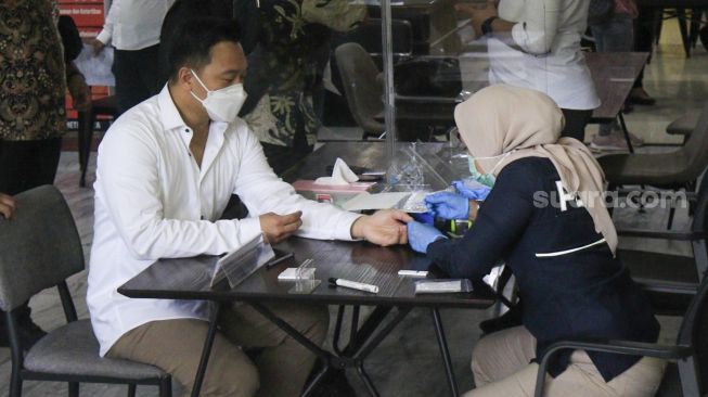 Michael Yukinobu De Fretes atau MYD pemeran lelaki yang ada di video syur Gisella Anastasia saat menjalani rapid test di Reskrimsus Polda Metro Jaya, Jakarta Selatan, Senin (4/1/2020). [Suara.com/Alfian Winanto]