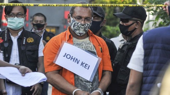 Golok Hingga Pipa Runcing Diamankan Saat Penangkapan Jhon Kei di Rumahnya