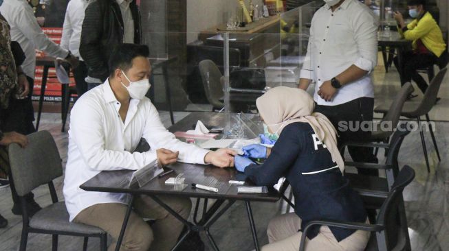 Michael Yukinobu De Fretes atau MYD pemeran lelaki yang ada di video syur Gisella Anastasia saat menjalani rapid test di Reskrimsus Polda Metro Jaya, Jakarta Selatan, Senin (4/1/2020). [Suara.com/Alfian Winanto]