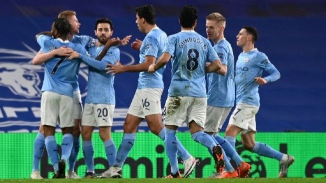 Para pemain Manchester City merayakan gol Kevin De Bruyne (kedua kiri) ke gawang Chelsea dalam lanjutan Liga Inggris di Stamford Bridge. Shaun Botterill / POOL / AFP