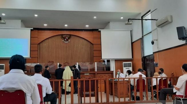 Tim kuasa hukum Habib Rizieq Shihab memeriksa kelengkapan berkas dalam sidang praperadilan di Pengadilan Negeri Jakarta Selatan, Senin (4/1/2021). (ANTARA/Laily Rahmawaty)