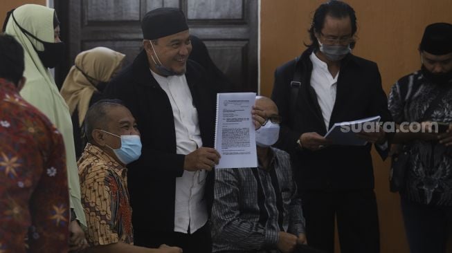 Tim kuasa hukum Muhammad Rizieq Shihab menunjukkan berkas persidangan praperadilan di Pengadilan Negeri Jakarta Selatan, Senin (4/1/2021). [Suara.com/Angga Budhiyanto]