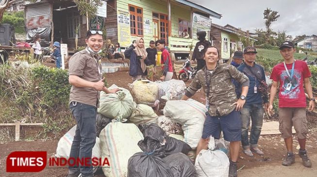 Sampah-sampah Gunung Dempo yang dikumpulkan setelah tahun baru [timesindonesia]