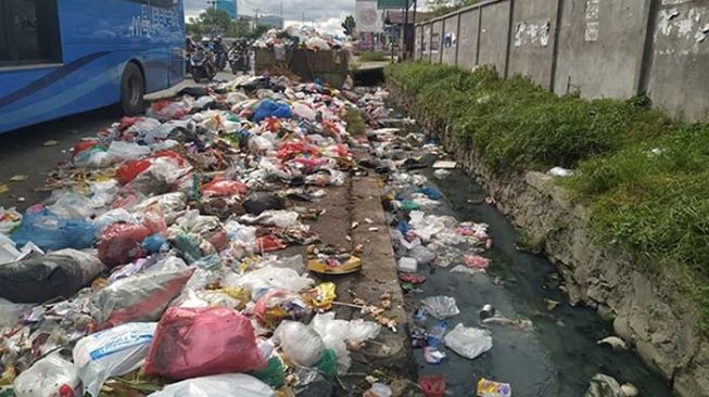 Awal Tahun Baru, Tumpukan Sampah 'Hiasi' Sejumlah Tempat di Pekanbaru