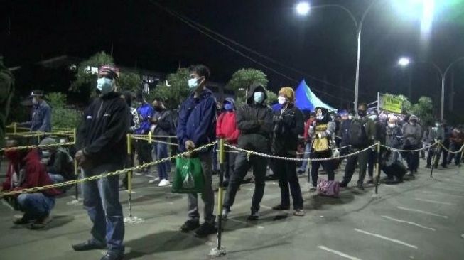 Libur Usai, Antrean Penumpang Mengular di Stasiun Rangkasbitung