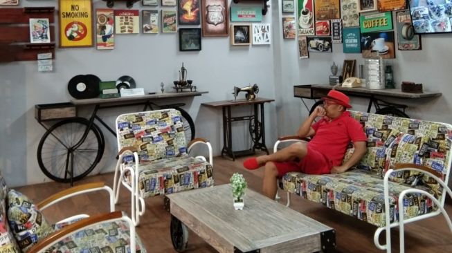 Mengunjungi Kafe Red Corner, Tempat Nongkrong Hits Paling Baru di Cileungsi