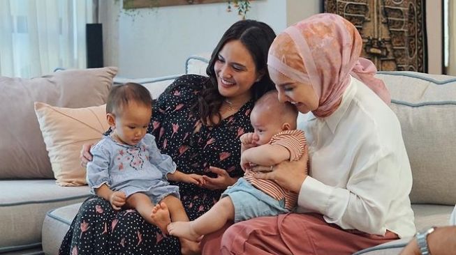 Baby Air Rumi dan Putri Shandy Aulia Bersanding: Gedenya Sama Lho