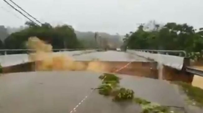 Ngeri! Detik-detik Sebuah Jembatan di Malaysia Runtuh Diguyur Hujan Deras