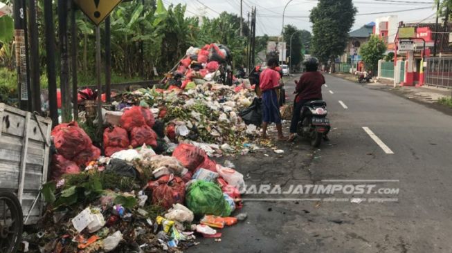 Jember Dipenuhi Gunungan Sampah, Imbas Sopir Truk Mogok Kerja