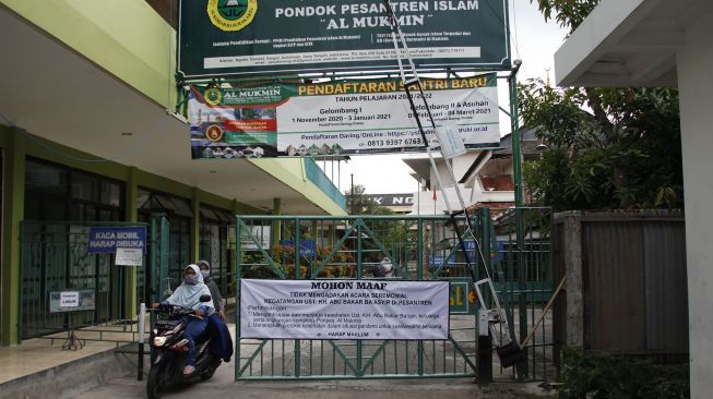 Warga beraktifitas di kawasan Pondok Pesantren (Ponpes) Al Mukmin Ngruki jelang kebebasan Abu Bakar Ba'asyir, Sukoharjo, Jawa Tengah, Selasa (5/1/2021). ANTARA FOTO/Maulana Surya