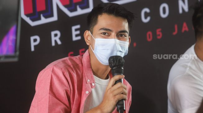 Selebgram Dimas Ahmad saat mengisi jumpa pers acara "The Next Influencer" antara Rans Entertainment dan ANTV di Kawasan Antasari, Jakarta Selatan, Selasa (5/1/2021). [Suara.com/Alfian Winanto]