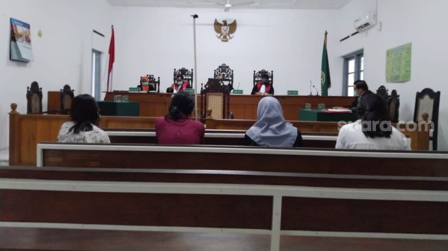 Sidang online pembacaan vonis kasus pembunuhan di Solo dengan terdakwa Gus Cholil di Pengadilan Negeri Surakarta.(Suara.com/Ronald Seger Prabowo)