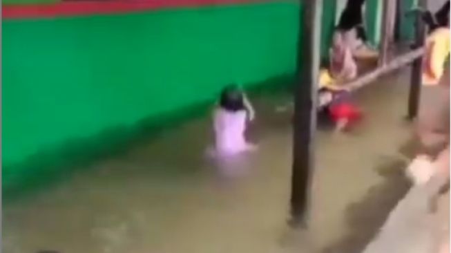 Anak-anak bermain air banjir di sekolah. [Instagram/@nenk_gosip]