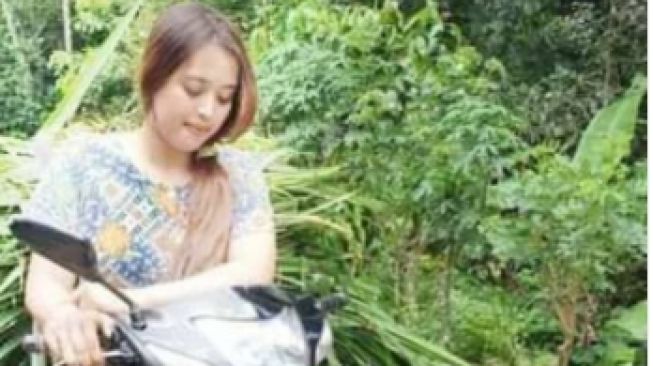 Potret Wanita Berdaster Naik Motor Bikin Salfok, Cantik-cantik Bawa Rumput