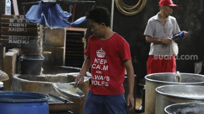 Pekerja memproduksi tahu di salah satu pabrik tahu di kawasan Duren Tiga, Jakarta, Selasa (5/1/2021). [Suara.com/Angga Budhiyanto]