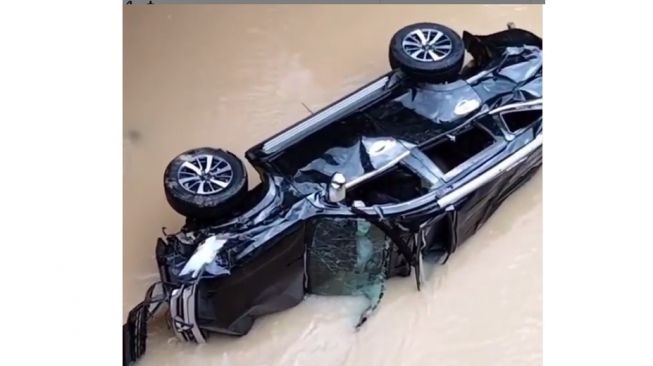 Kondisi Mitsubishi Pajero Sport yang cukup memprohatinkan, terguling masuk ke sungai (Instagram)