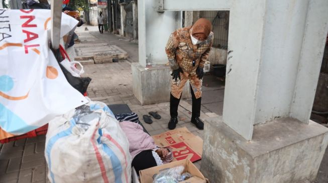 Blusukan, Risma Ajak Pemulung dan Penjual Masker ke Balai Rehabilitasi