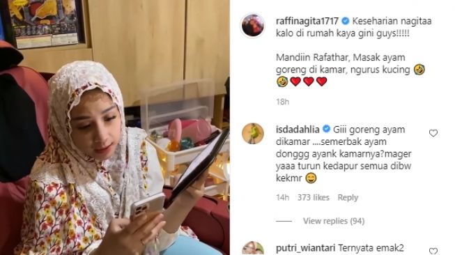 Nagita Slavina duduk di atas kursi pijat sambil download mainan Rafathar. - (Instagram/@raffinagita1717)