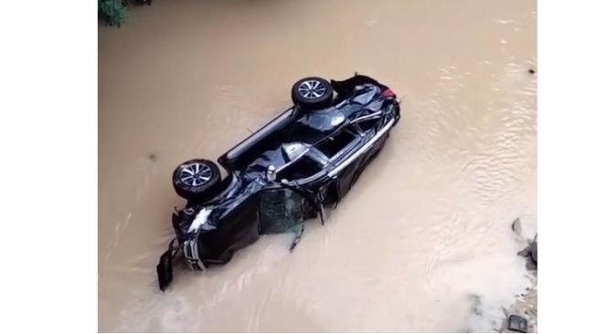 Mitsubishi Pajero Sport Terjun Bebas Ke Sungai, Wujudnya Sudah Tak Karuan