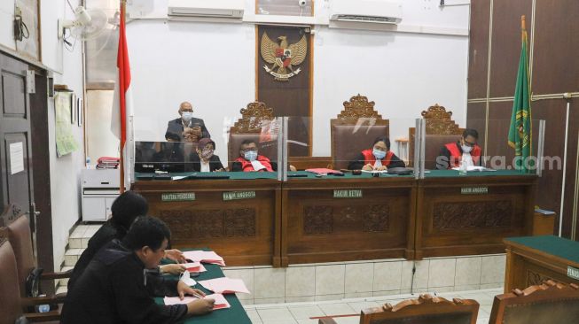 Suasana saat sidang putusan Aktor Tio Pakusadewo di   Pengadilan Negeri Jakarta Selatan, Selasa (5/1/2021). [Suara.com/Alfian Winanto]